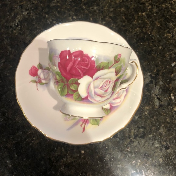 Vintage Royal Osborne Roses Pattern Bone China Teacup and matching Saucer #8205 - Picture 2 of 7